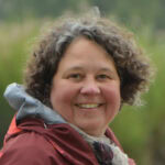 Bettina Burger lächelnd im Freien, Natur, Entspannung, Wellness, Frau, Outdoor, Naturerlebnis.