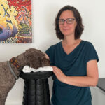 Frau mit Hund bei tiergestützter Therapie, Celina del Amo, Hund, Therapie.