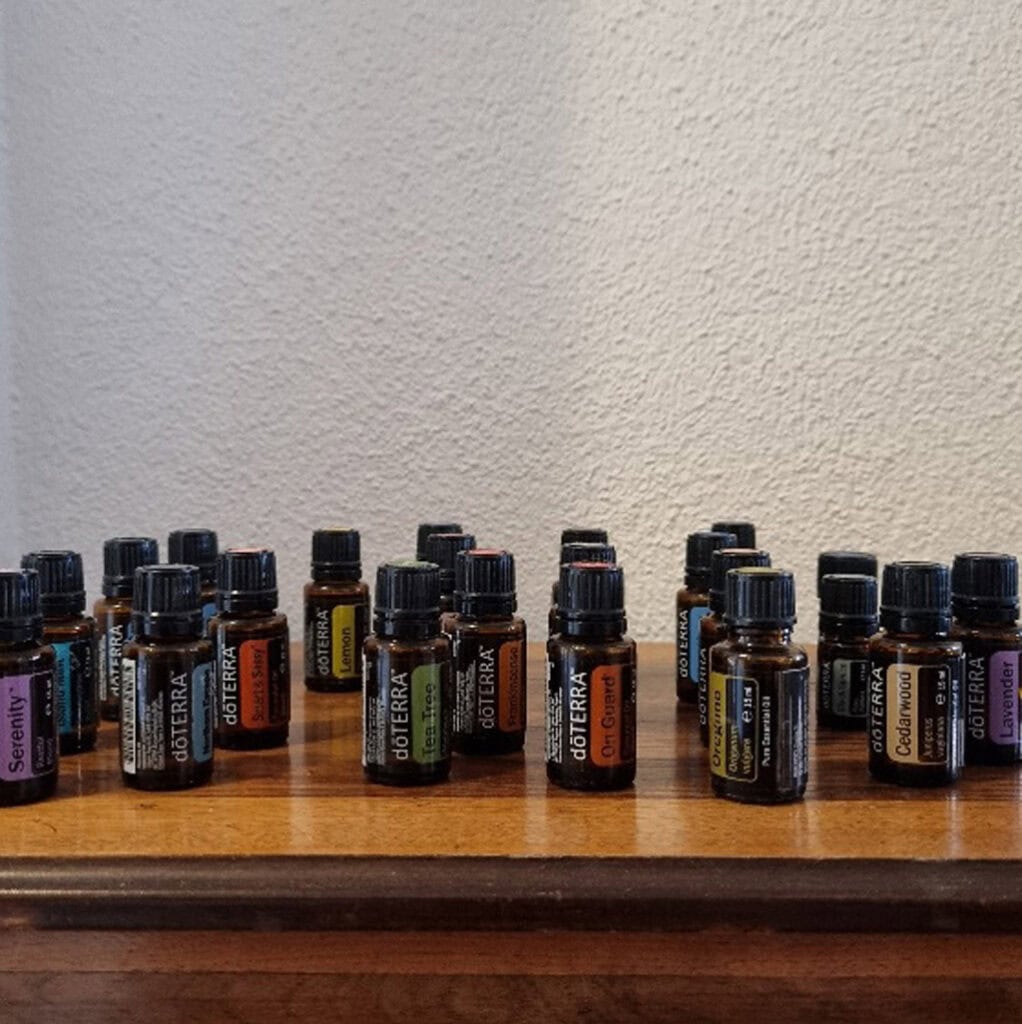 Aromatherapie ätherische Öle in dunklen Flaschen, ideal für Entspannung und Wellness.