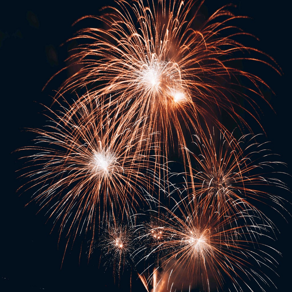 Buntes Feuerwerk am dunklen Nachthimmel, ideal für Feierlichkeiten und Silvester.