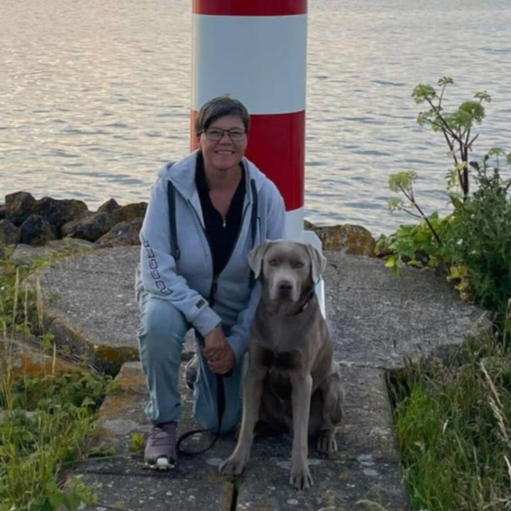 Frau mit Labrador am Wasser, Natur, Entspannung, Hund, Spaziergang.